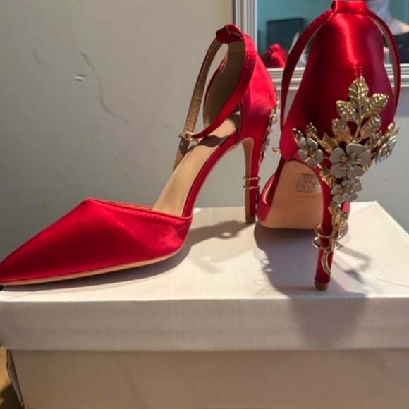 Red Satin High Heel Shoes Embellished Flowers Metal Gold Detail - Picture 9 of 16
